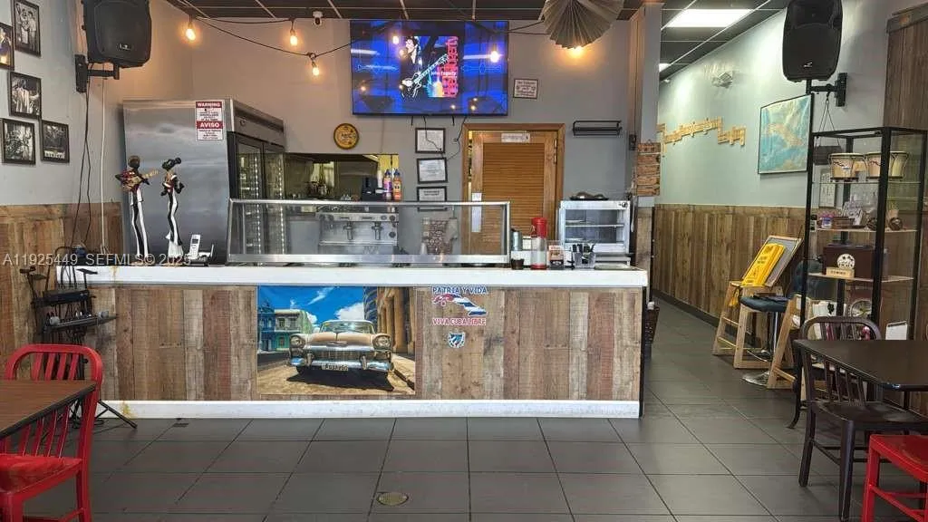 Foto de propiedad en 22069 S Dixie Highway, Miami, FL 33170 Miami con MLS# 