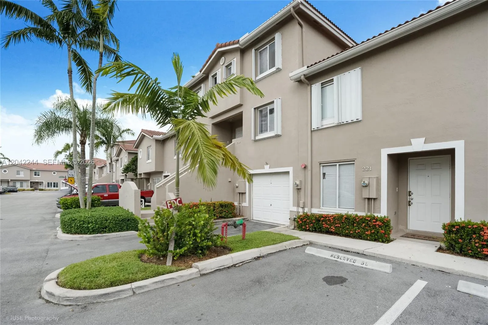 Foto de propiedad en 221 Riviera Circle, Weston, FL 33326 Weston con MLS# 