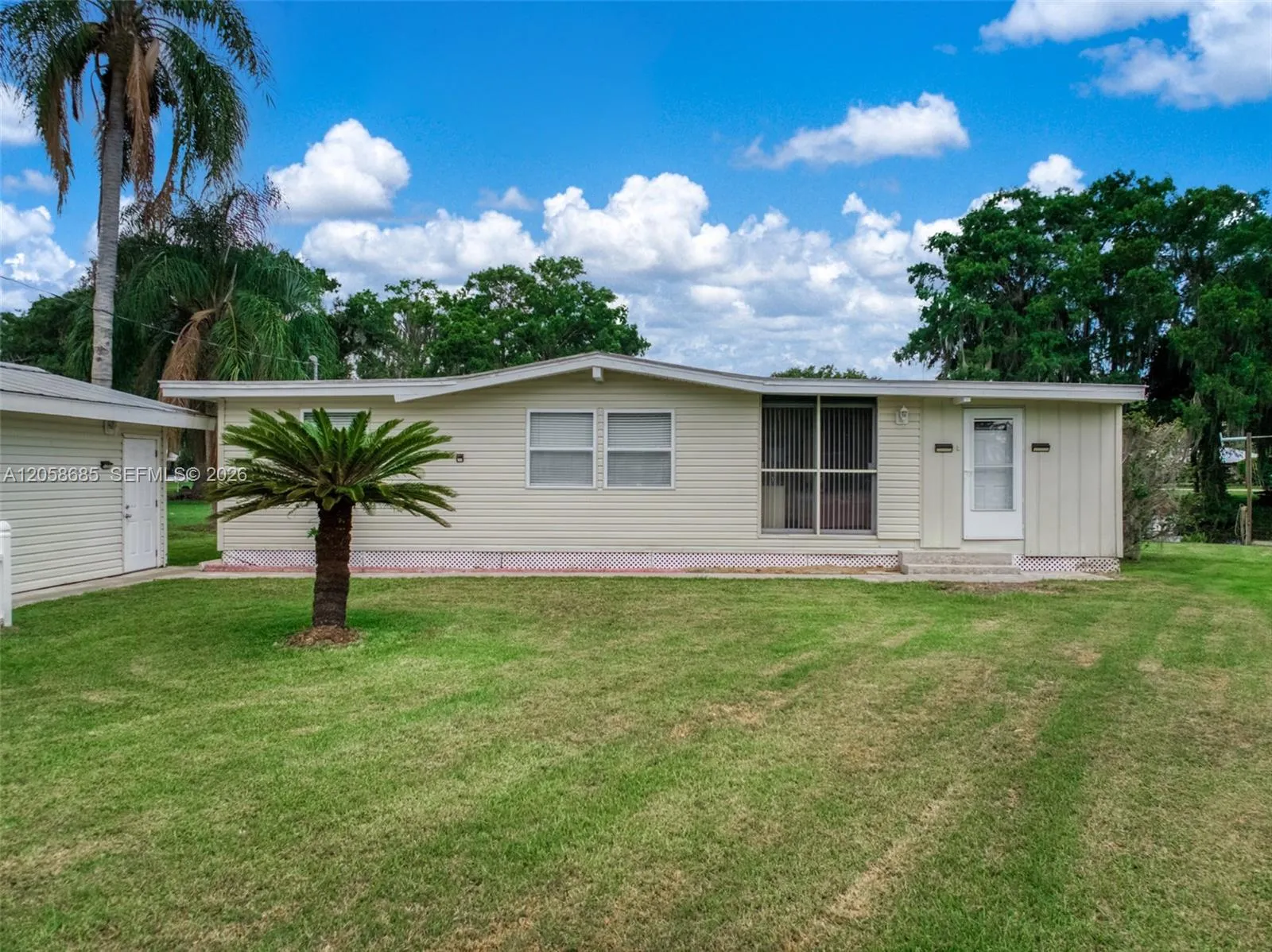 Foto de propiedad en 221 Speckled Perch Point, FL 33857  con MLS# 