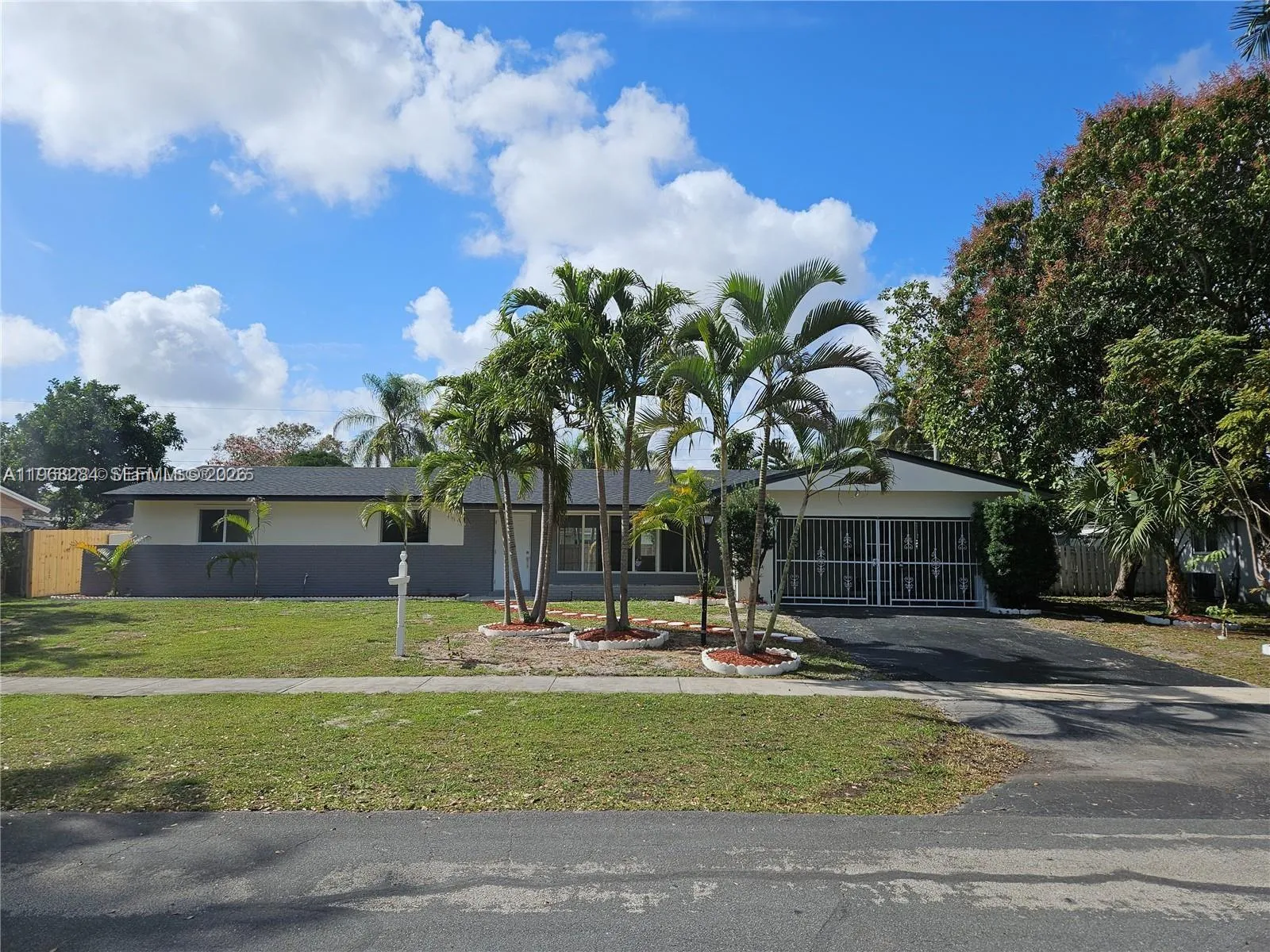 Foto de propiedad en 221 SW 53rd Avenue, Plantation, FL 33317 Plantation con MLS# 