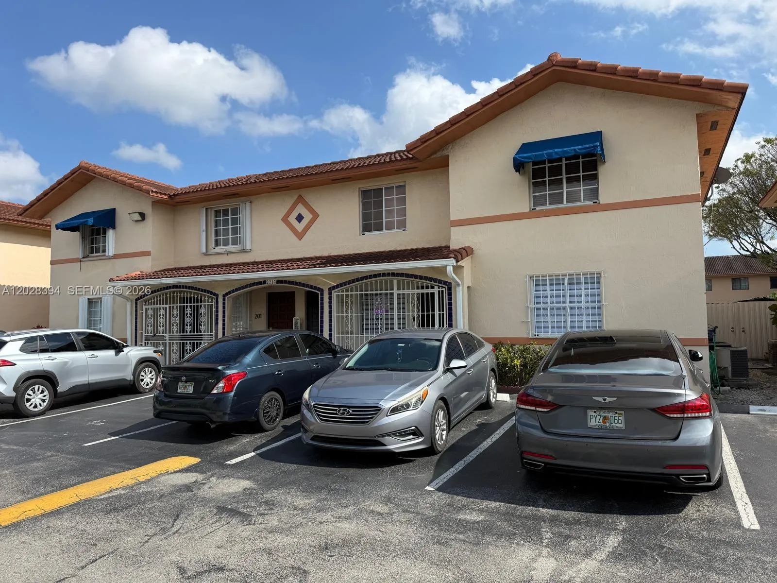 Foto de propiedad en 2212 W 74th Street 201-28, Hialeah, FL 33016 Hialeah con MLS# 