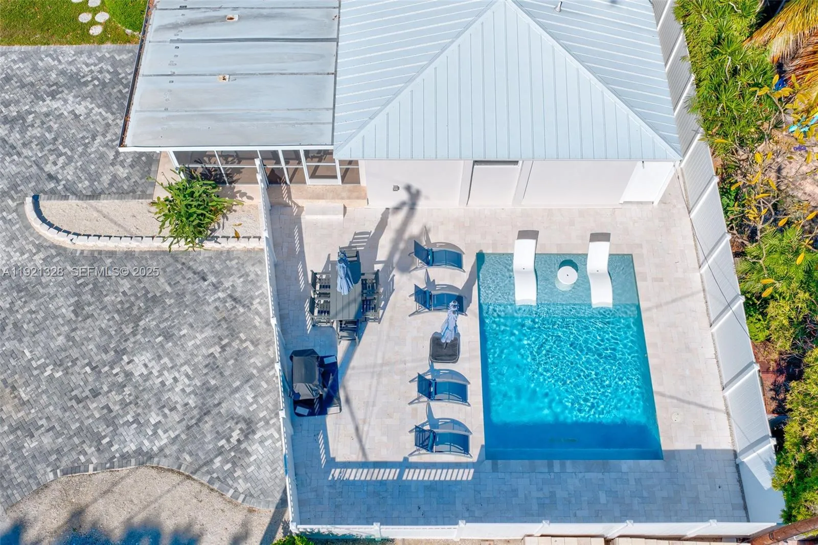 Foto de propiedad en 222 2nd Road, Key Largo, FL 33037 Key Largo con MLS# 