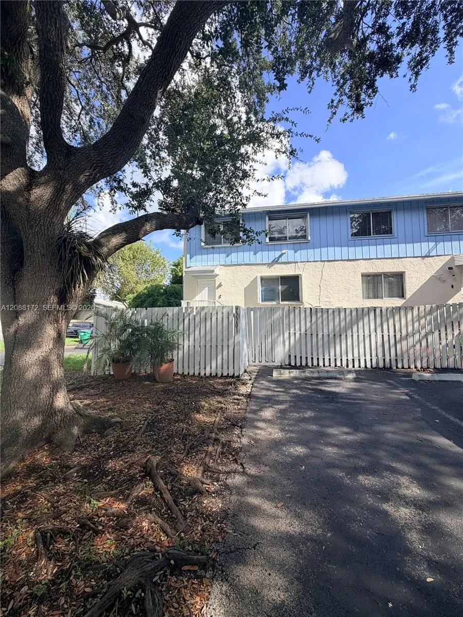 Foto de propiedad en 22201 SW 103rd Avenue 22201, Cutler Bay, FL 33190 Cutler Bay con MLS# 