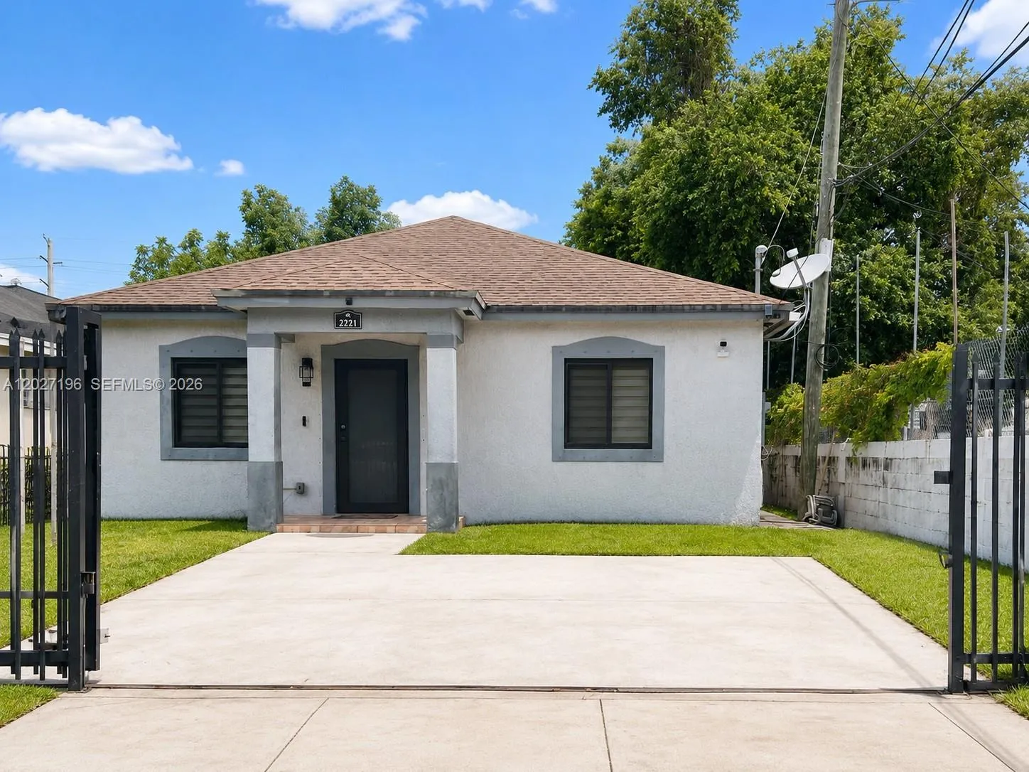Foto de propiedad en 2221 NW 57th Street, Miami, FL 33142 Miami con MLS# 