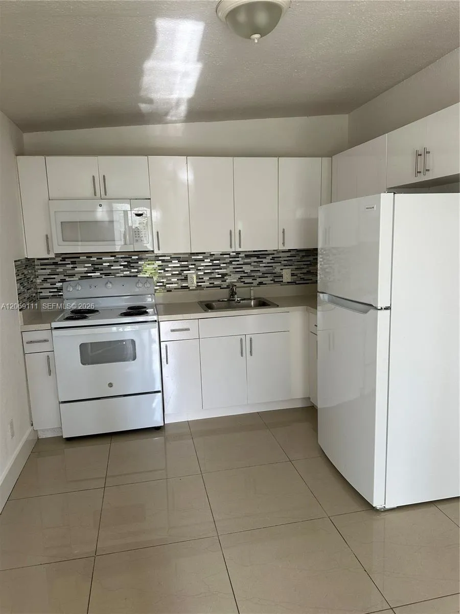 Foto de propiedad en 2222 Van Buren Street 12, Hollywood, FL 33020 Hollywood con MLS# 