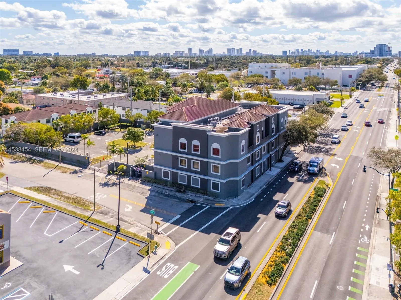 Foto de propiedad en 2227 N Federal Highway, Hollywood, FL 33020 Hollywood con MLS# 