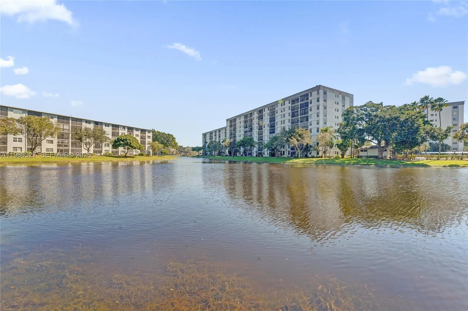 Foto de propiedad en 2228 N Cypress Bend Drive 103, Pompano Beach, FL 33069 Pompano Beach con MLS# 