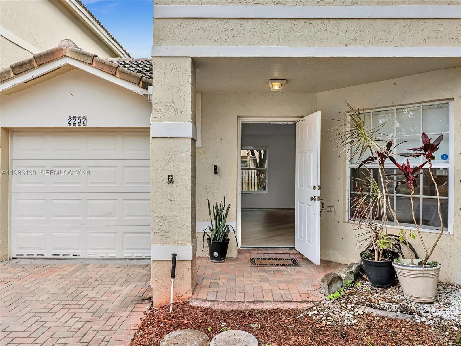 Foto de propiedad en 2237 NW 171st Terrace, Pembroke Pines, FL 33028 Pembroke Pines con MLS# 