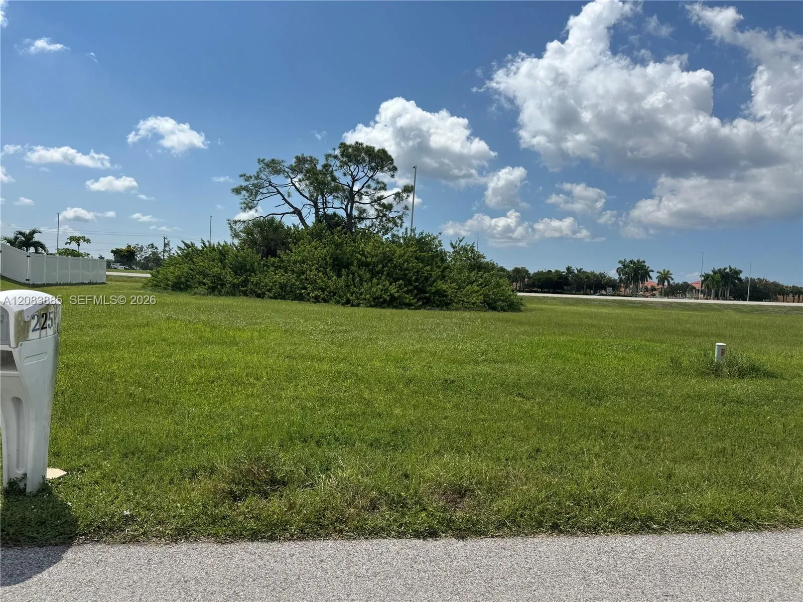 Foto de propiedad en 224 SW 31 St Place, Cape Coral, FL 33991 Cape Coral con MLS# 
