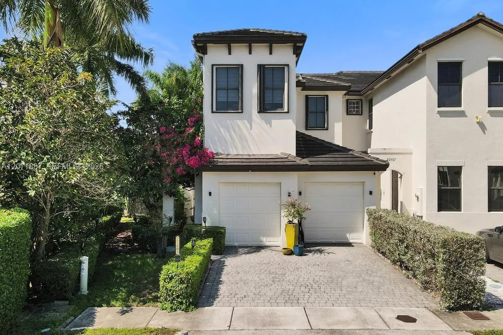 Foto de propiedad en 22405 SW 102nd Avenue, Miami, FL 33190 Miami con MLS# 