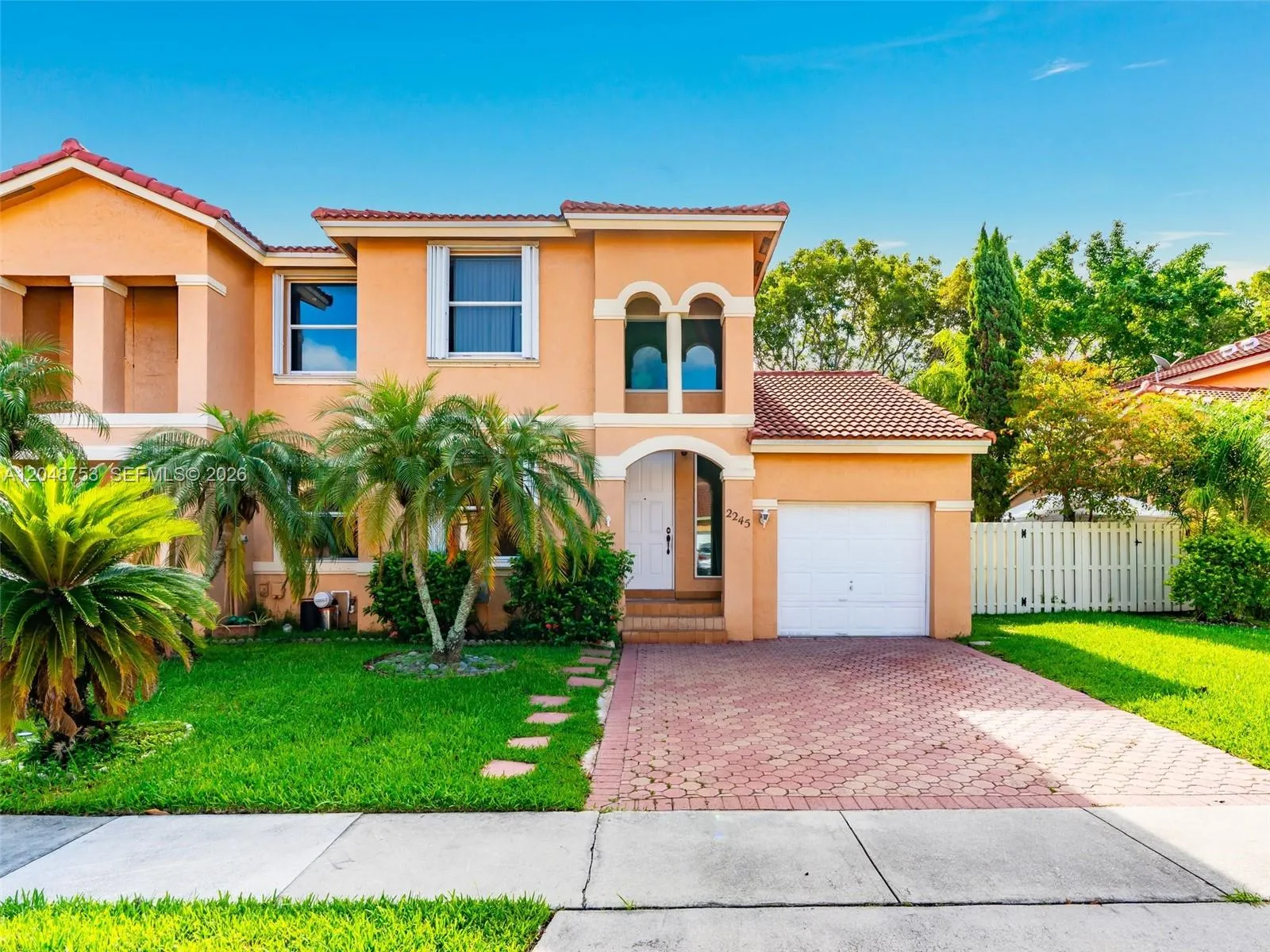 Foto de propiedad en 2245 NW 160th Terrace, Pembroke Pines, FL 33028 Pembroke Pines con MLS# 