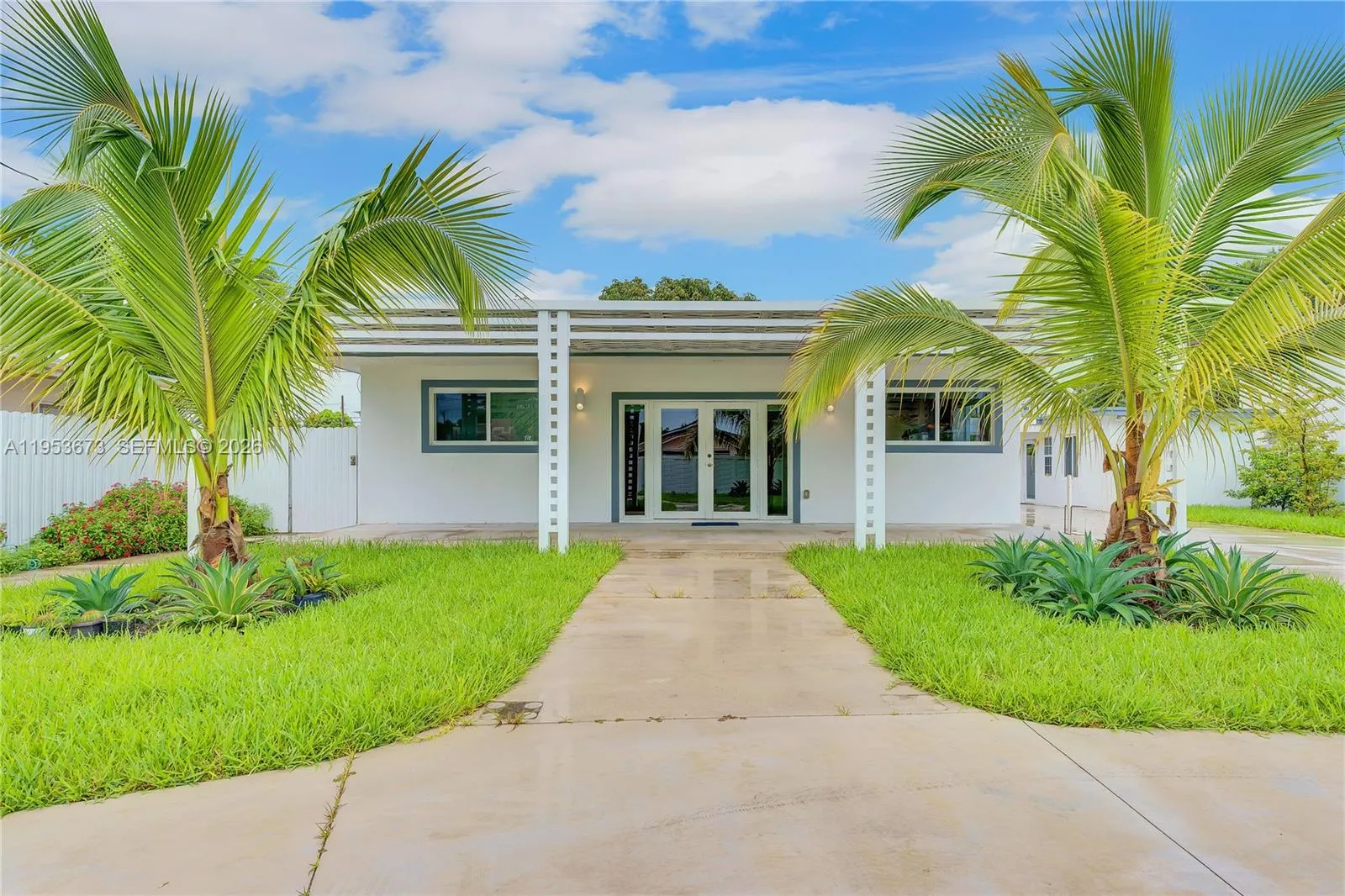 Foto de propiedad en 2247 NW 2nd Street, Miami, FL 33125 Miami con MLS# 