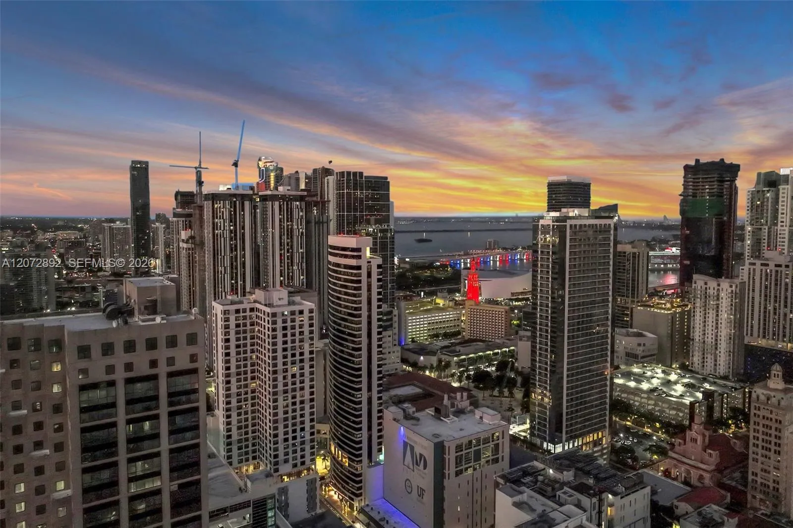 Foto de propiedad en 225 N Miami Avenue 210, Miami, FL 33128 Miami con MLS# 