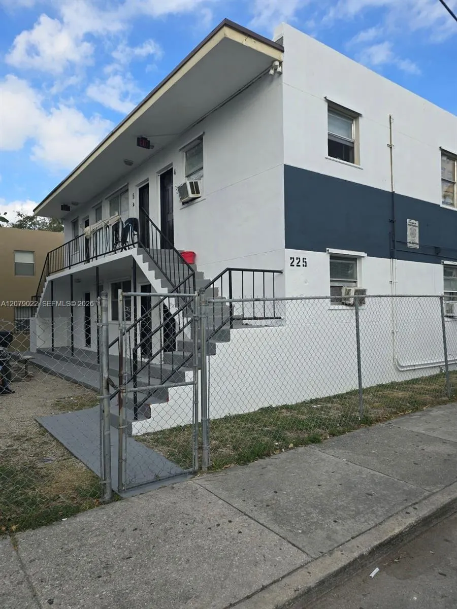 Foto de propiedad en 225 NW 17th Street 4, Miami, FL 33136 Miami con MLS# 