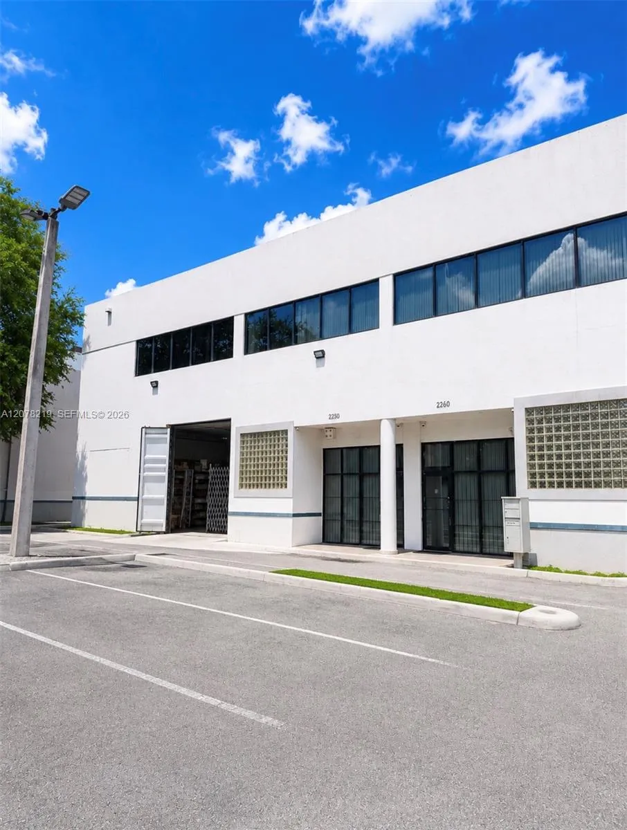 Foto de propiedad en 2250 NW 102nd Place, Doral, FL 33172 Doral con MLS# 