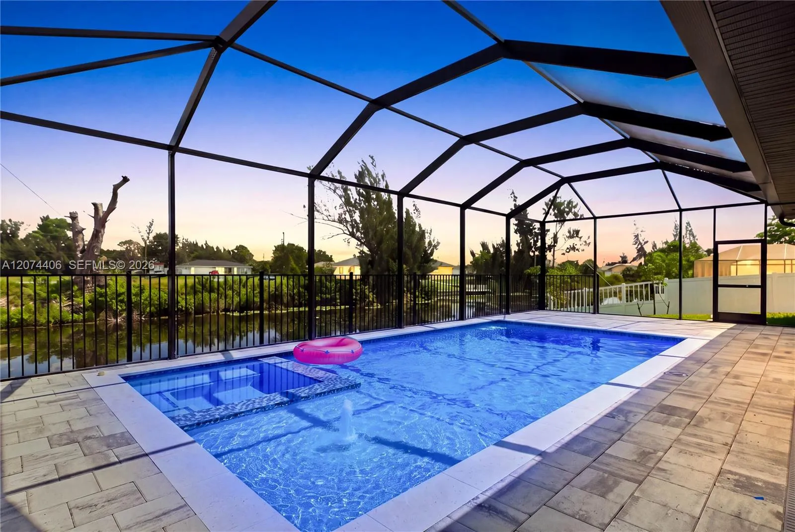 Foto de propiedad en 2251 SW 2nd Terrace, FL 33991  con MLS# 