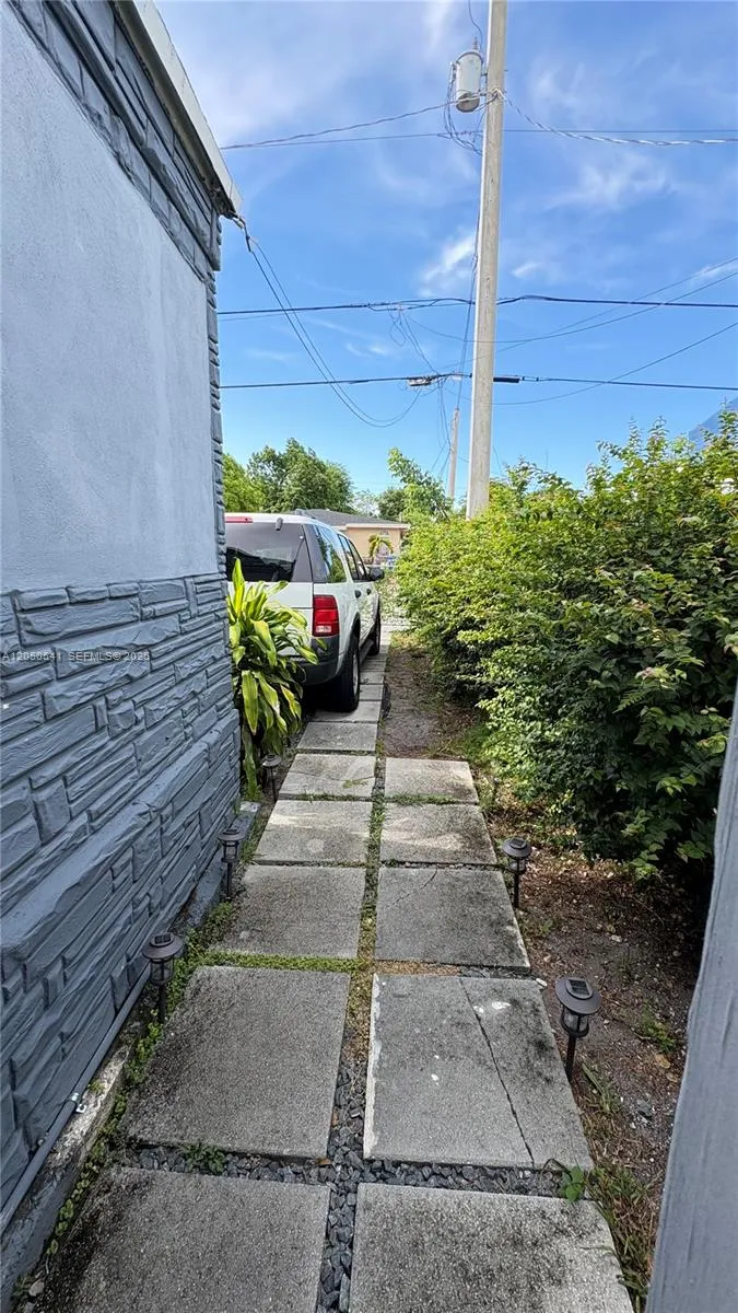 Foto de propiedad en 2254 NW 3rd Street 1, Miami, FL 33125 Miami con MLS# 