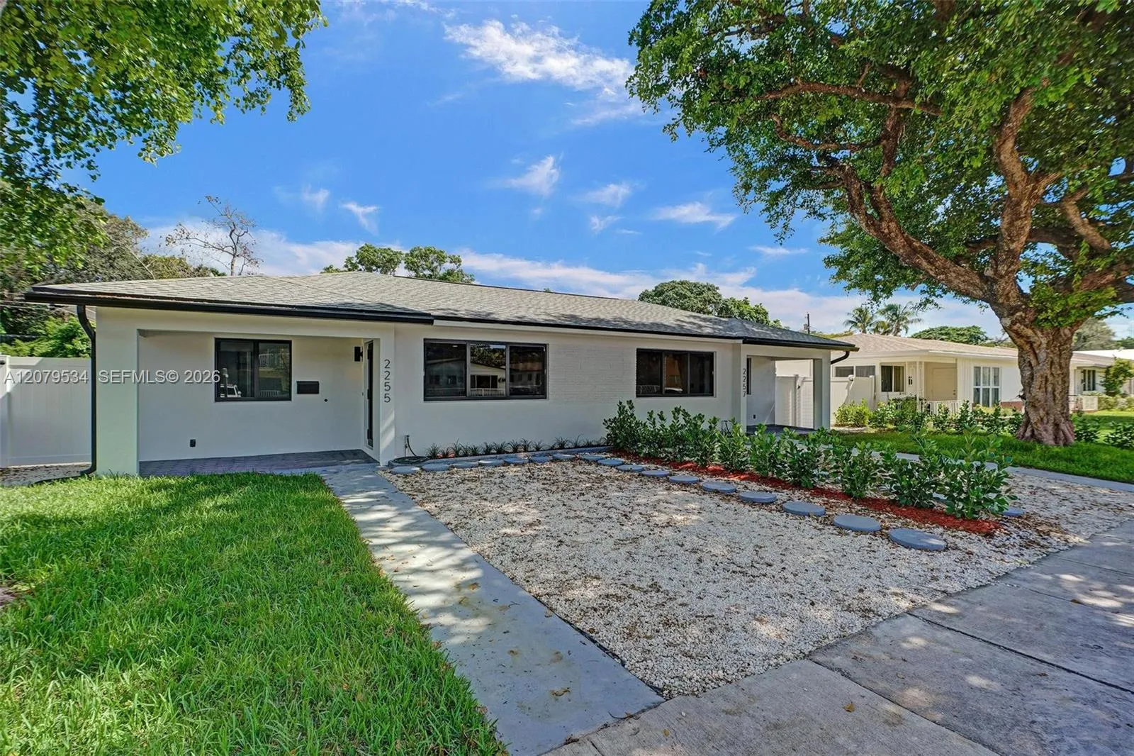 Foto de propiedad en 2255 NE 173rd Street, North Miami Beach, FL 33160 North Miami Beach con MLS# 