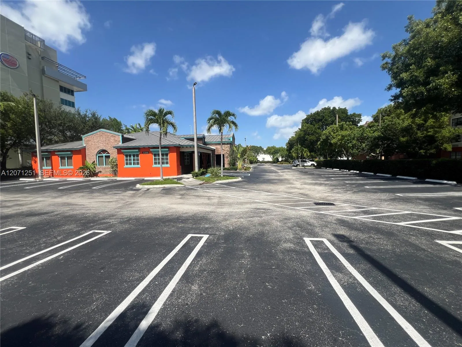 Foto de propiedad en 2255 NW 87th Avenue, Doral, FL 33172 Doral con MLS# 