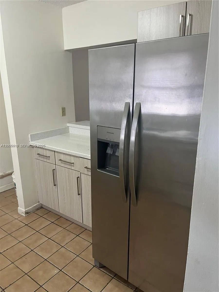 Foto de propiedad en 2255 W 55th Street 2, Hialeah, FL 33016 Hialeah con MLS# 