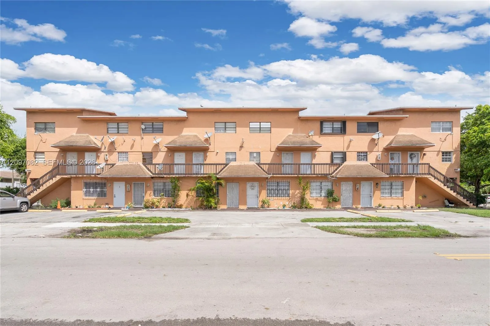 En Venta 2261 W 53rd Street 13, Hialeah, FL 33016, Hialeah, FL 33016
