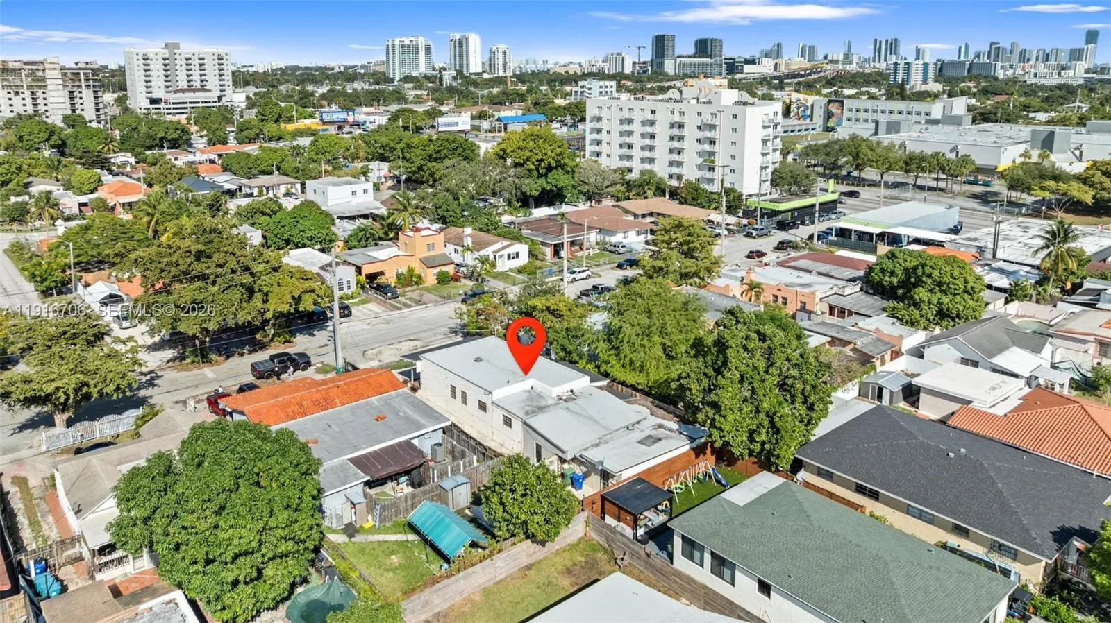 Foto de propiedad en 2262 NW 4th Street, Miami, FL 33125 Miami con MLS# 