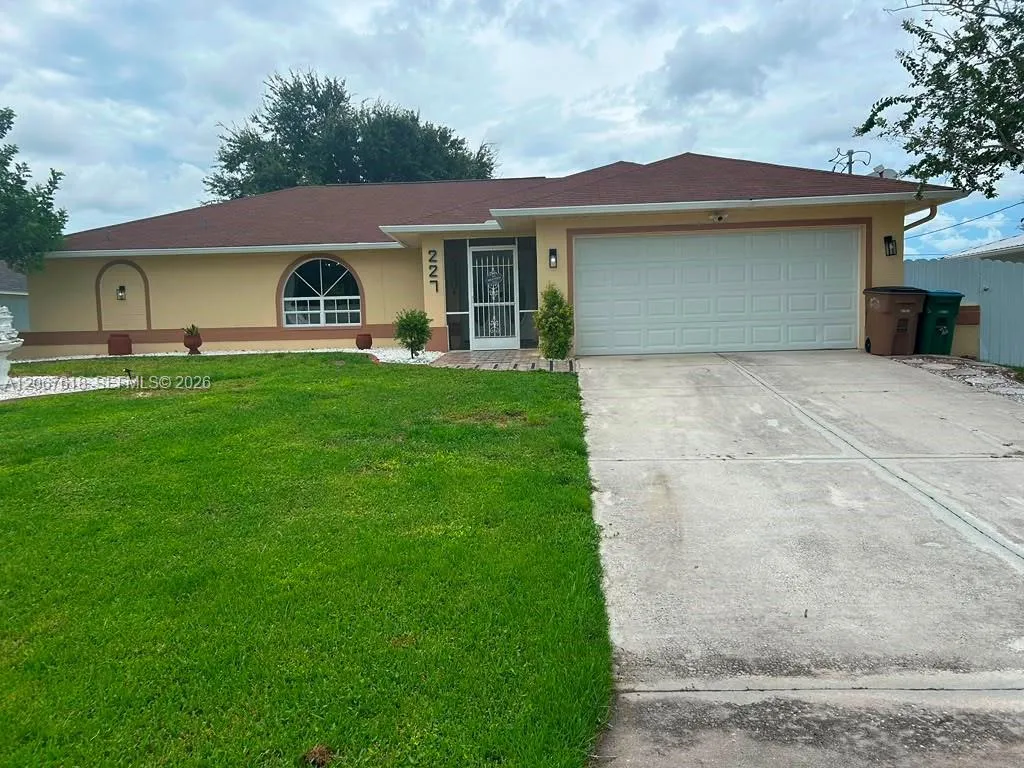 En Venta 227 SE 43 Lane, Cape Coral, FL 33904, Cape Coral, FL 33904