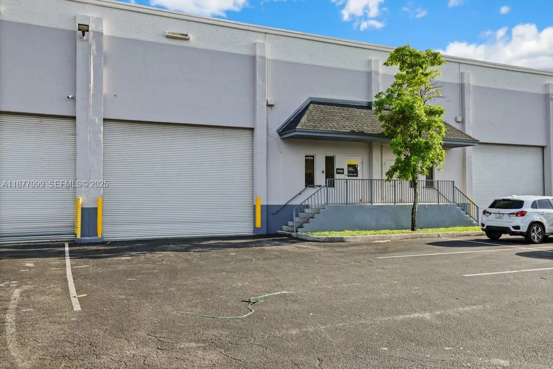 Foto de propiedad en 2273 NW 82nd Avenue 7995-7999, Doral, FL 33122 Doral con MLS# 