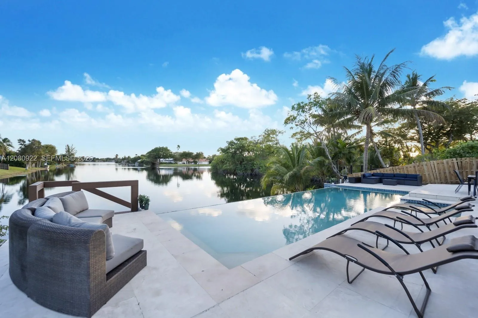 Foto de propiedad en 2286 NE 215th Street 2286, Miami, FL 33180 Miami con MLS# 