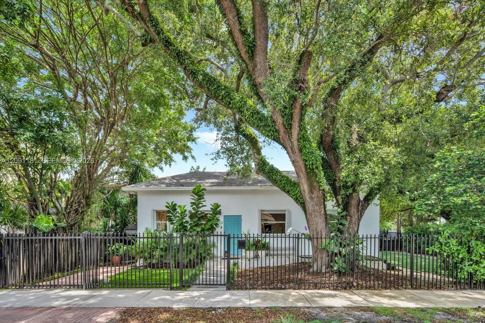 Foto de propiedad en 2299 SW 16th Court A, Miami, FL 33145 Miami con MLS# 