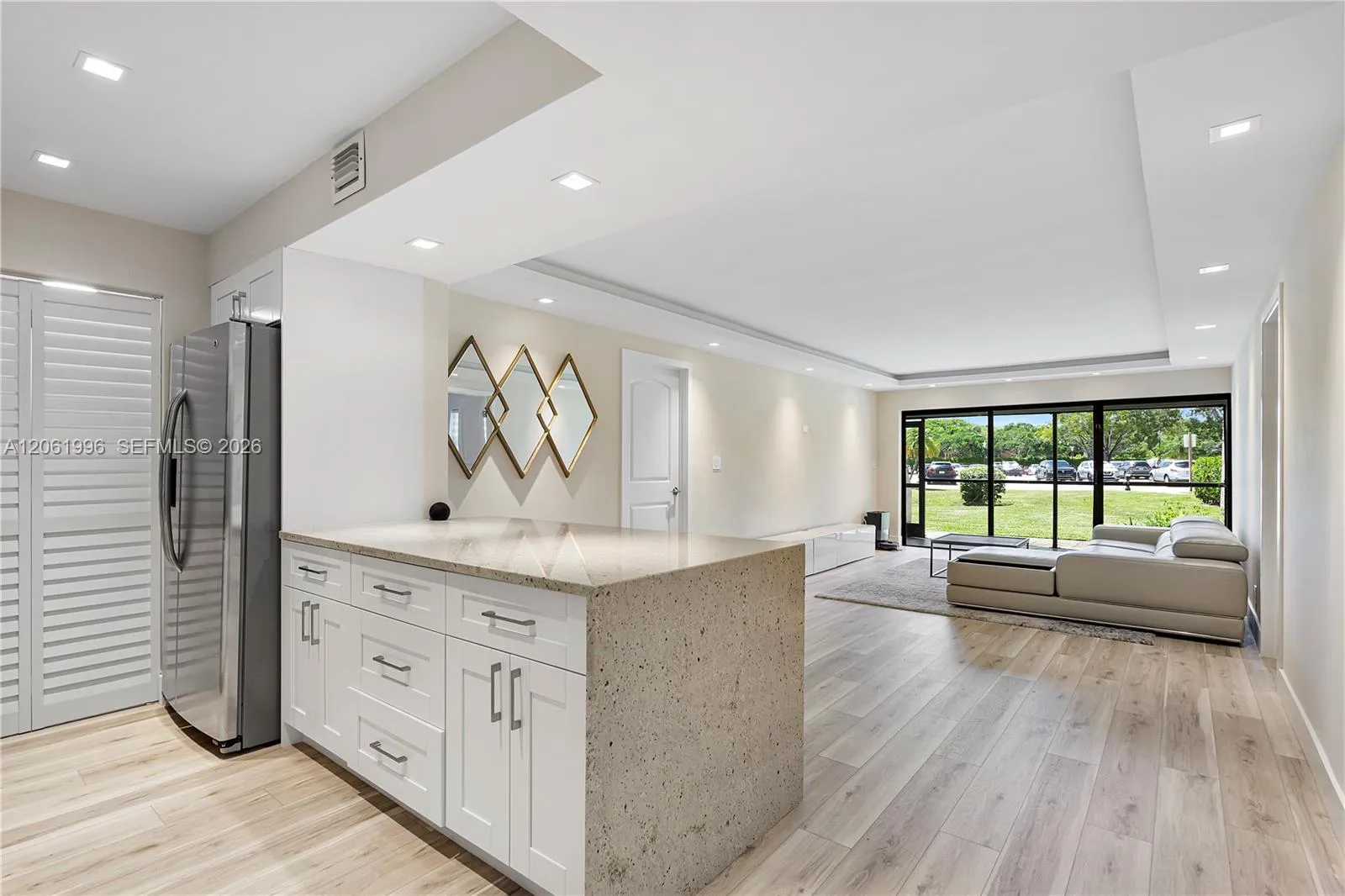 Foto de propiedad en 230 Lakeview Drive 106, Weston, FL 33326 Weston con MLS# 