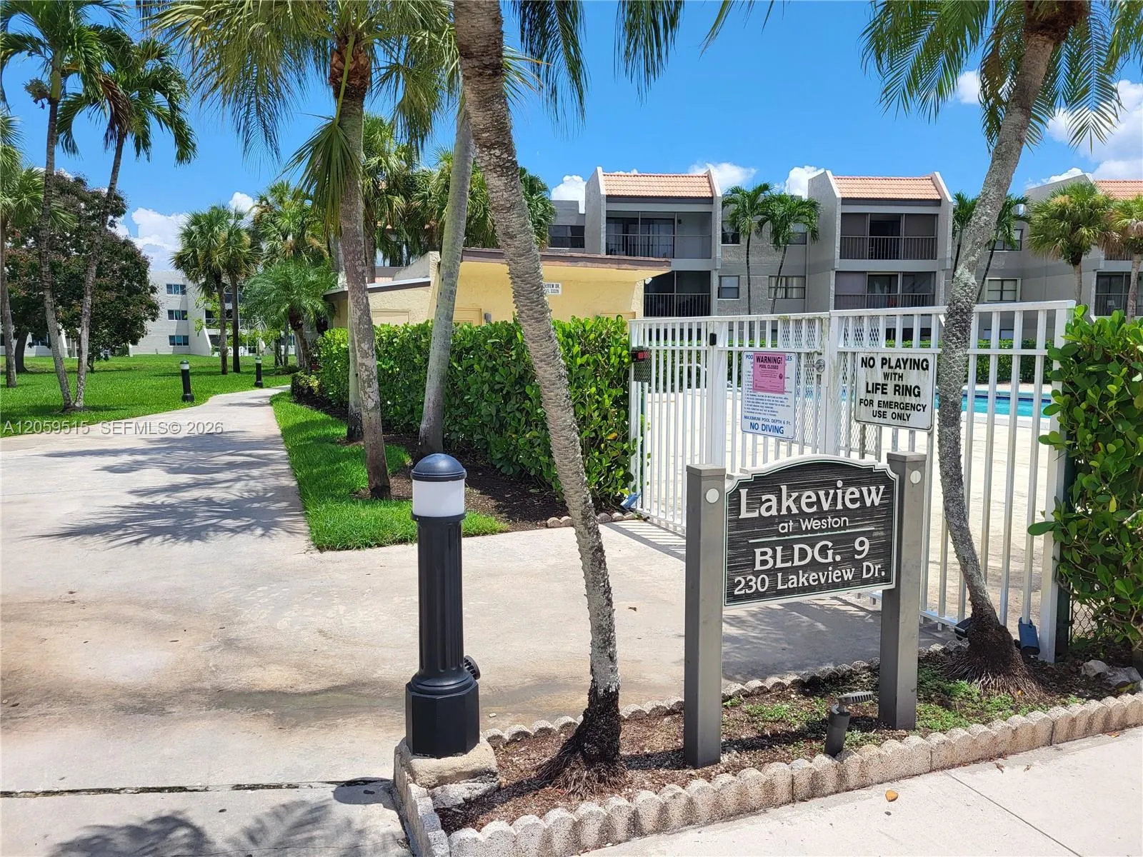 Foto de propiedad en 230 Lakeview Drive 207, Weston, FL 33326 Weston con MLS# 