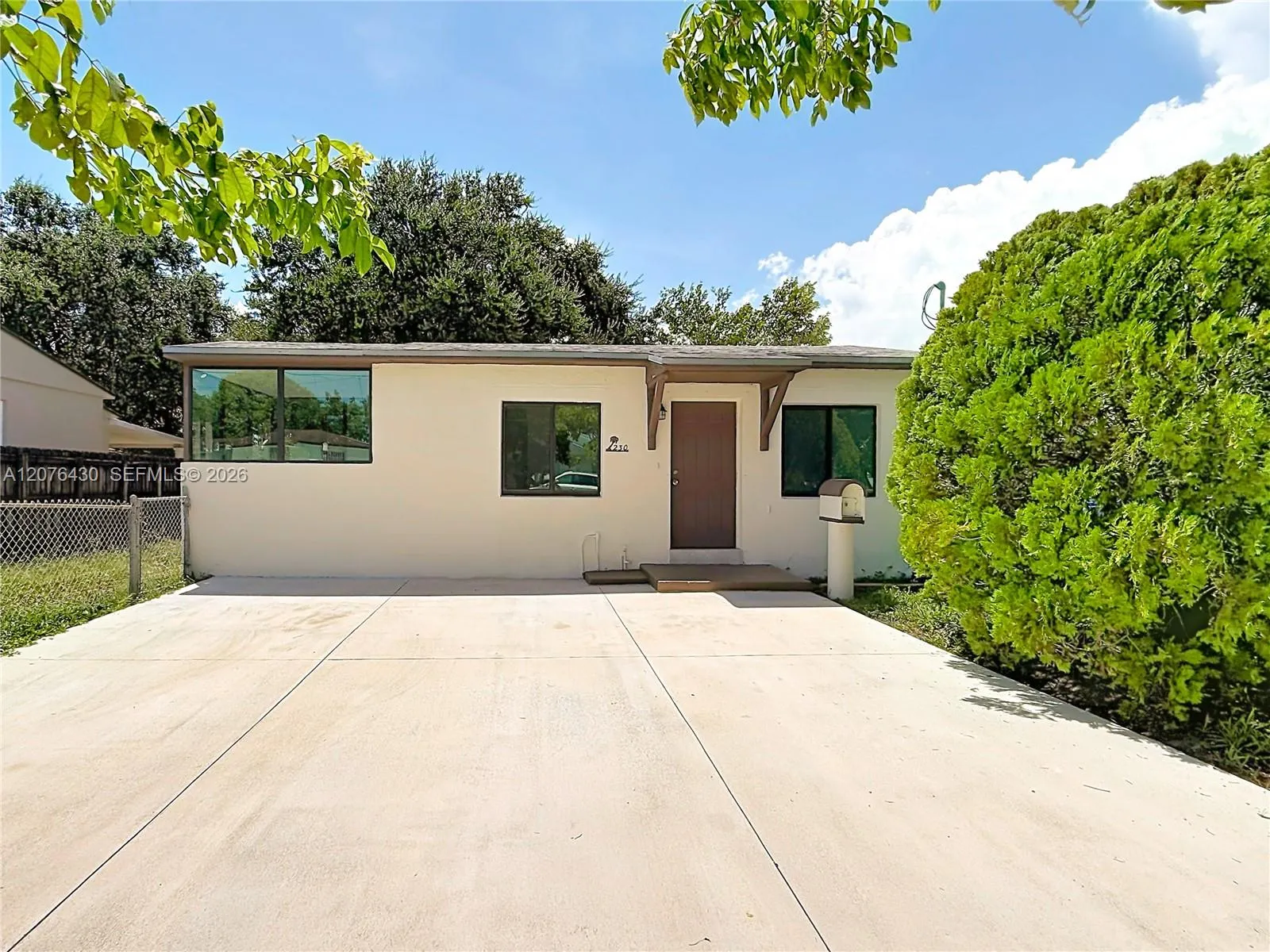 Foto de propiedad en 230 NW 56th Court, Miami, FL 33126 Miami con MLS# 