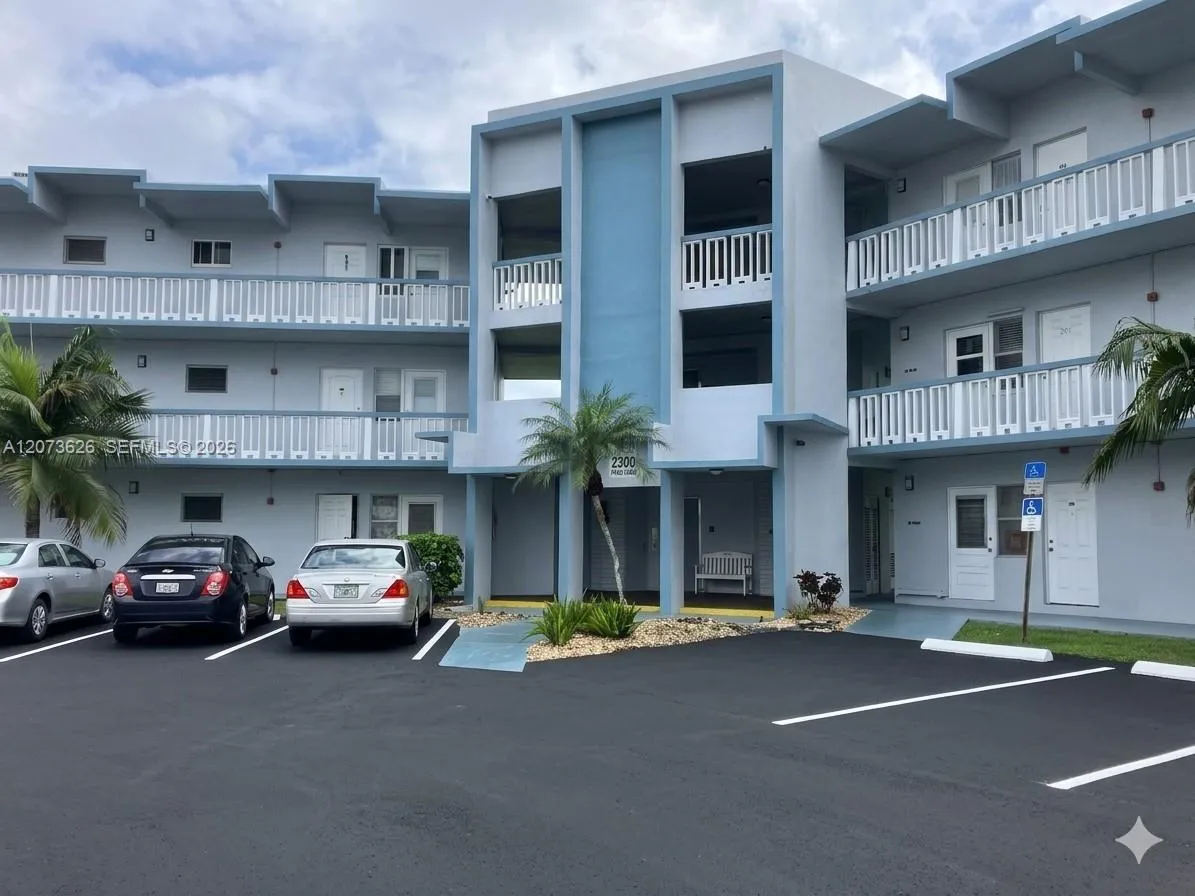 Foto de propiedad en 2300 Park Lane 203, Hollywood, FL 33021 Hollywood con MLS# 