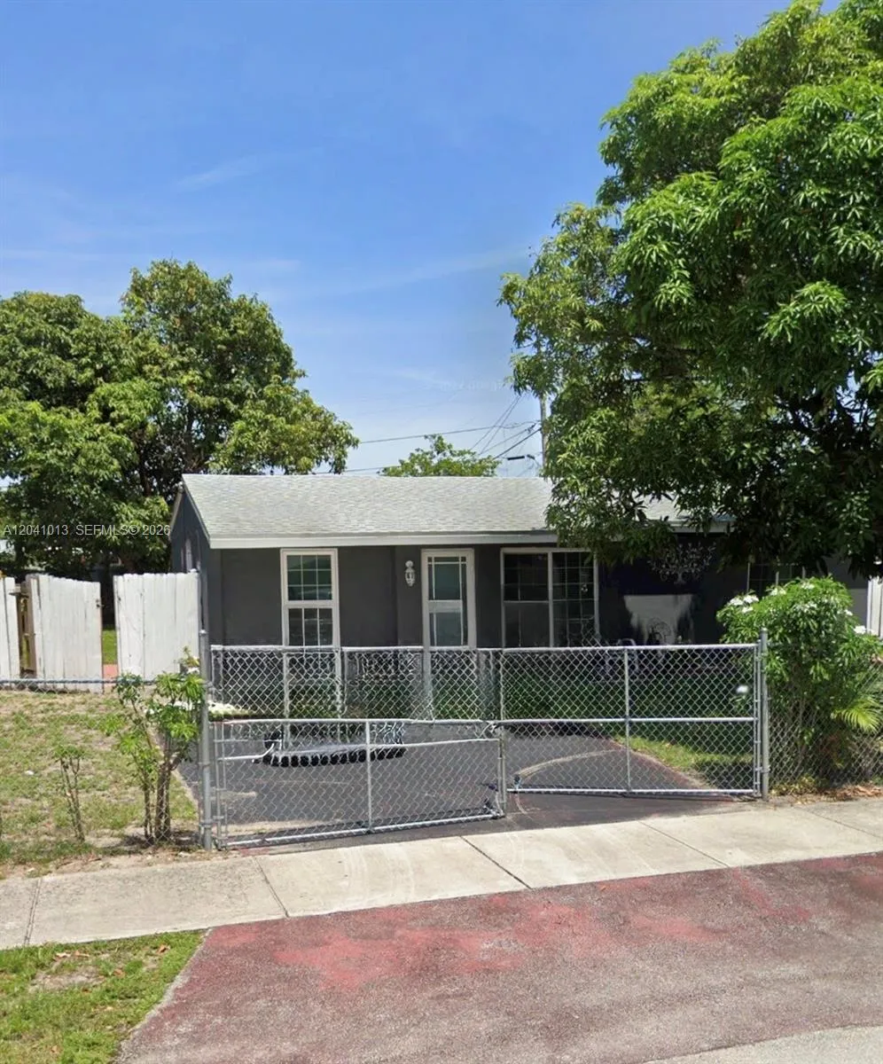 Foto de propiedad en 2300 SW 43rd Avenue, Fort Lauderdale, FL 33317 Fort Lauderdale con MLS# 