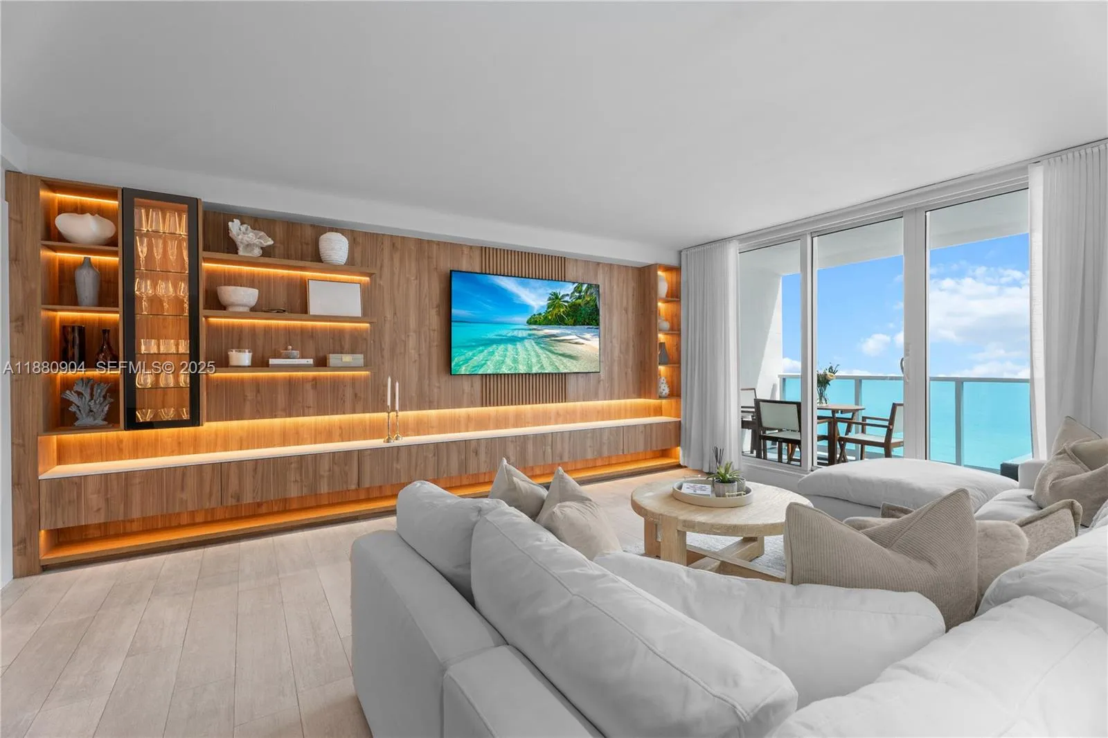 Foto de propiedad en 2301 Collins Avenue 1523-24, Miami Beach, FL 33139 Miami Beach con MLS# 