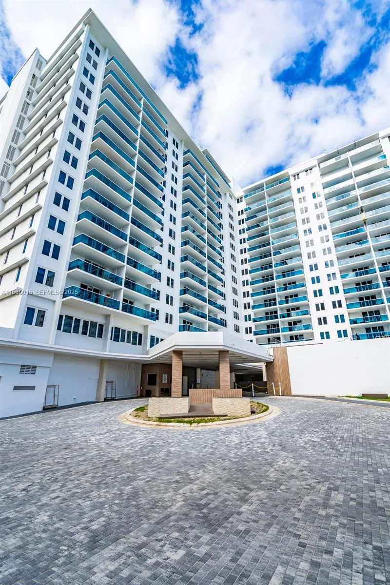 Foto de propiedad en 2301 Collins Avenue 325, Miami Beach, FL 33139 Miami Beach con MLS# 