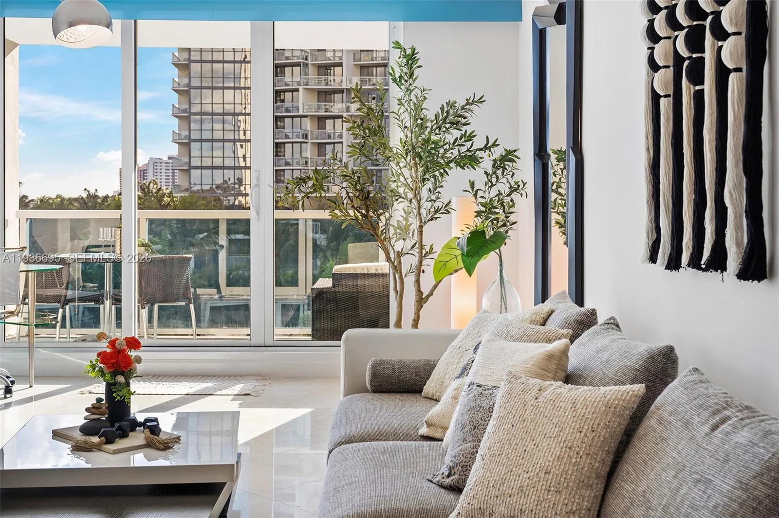 Foto de propiedad en 2301 Collins Avenue 408, Miami Beach, FL 33139 Miami Beach con MLS# 