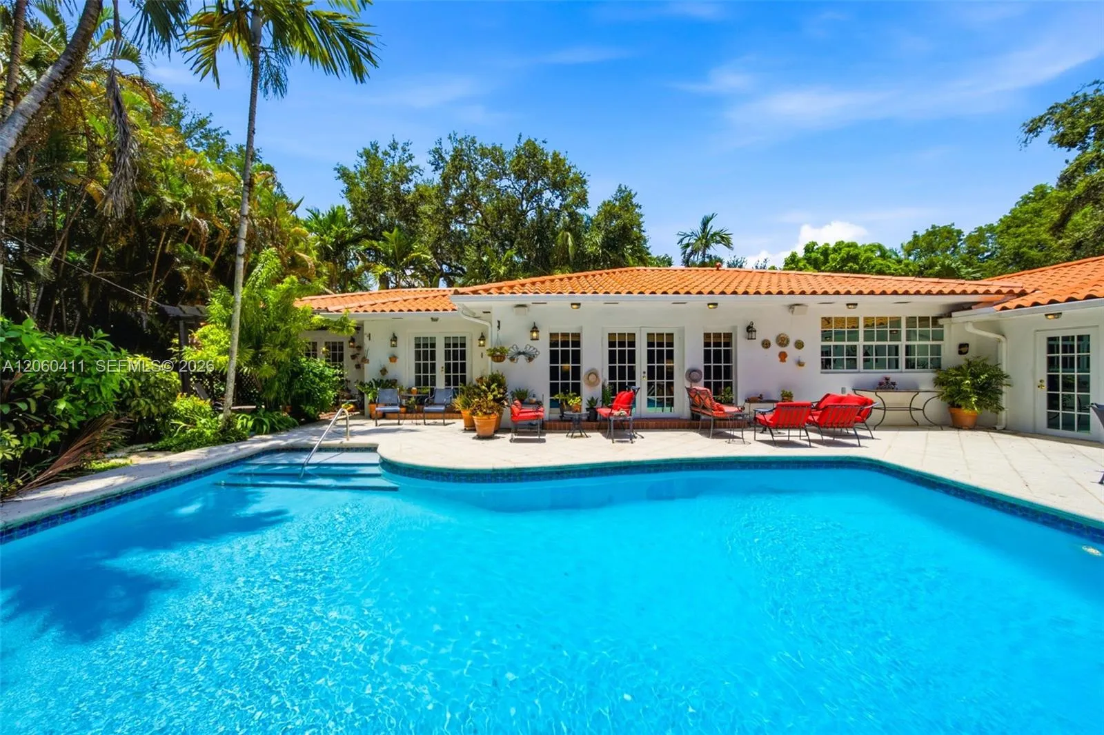 Foto de propiedad en 2301 N Greenway Drive, Coral Gables, FL 33134 Coral Gables con MLS# 