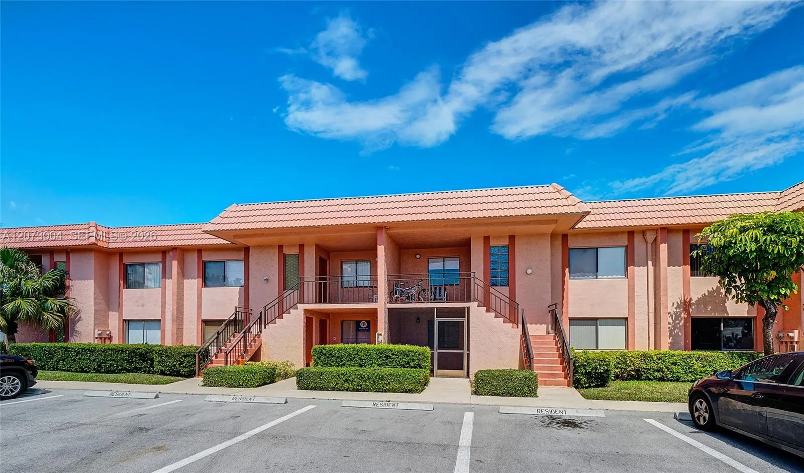 Foto de propiedad en 231 Lakeview Drive 103, Weston, FL 33326 Weston con MLS# 