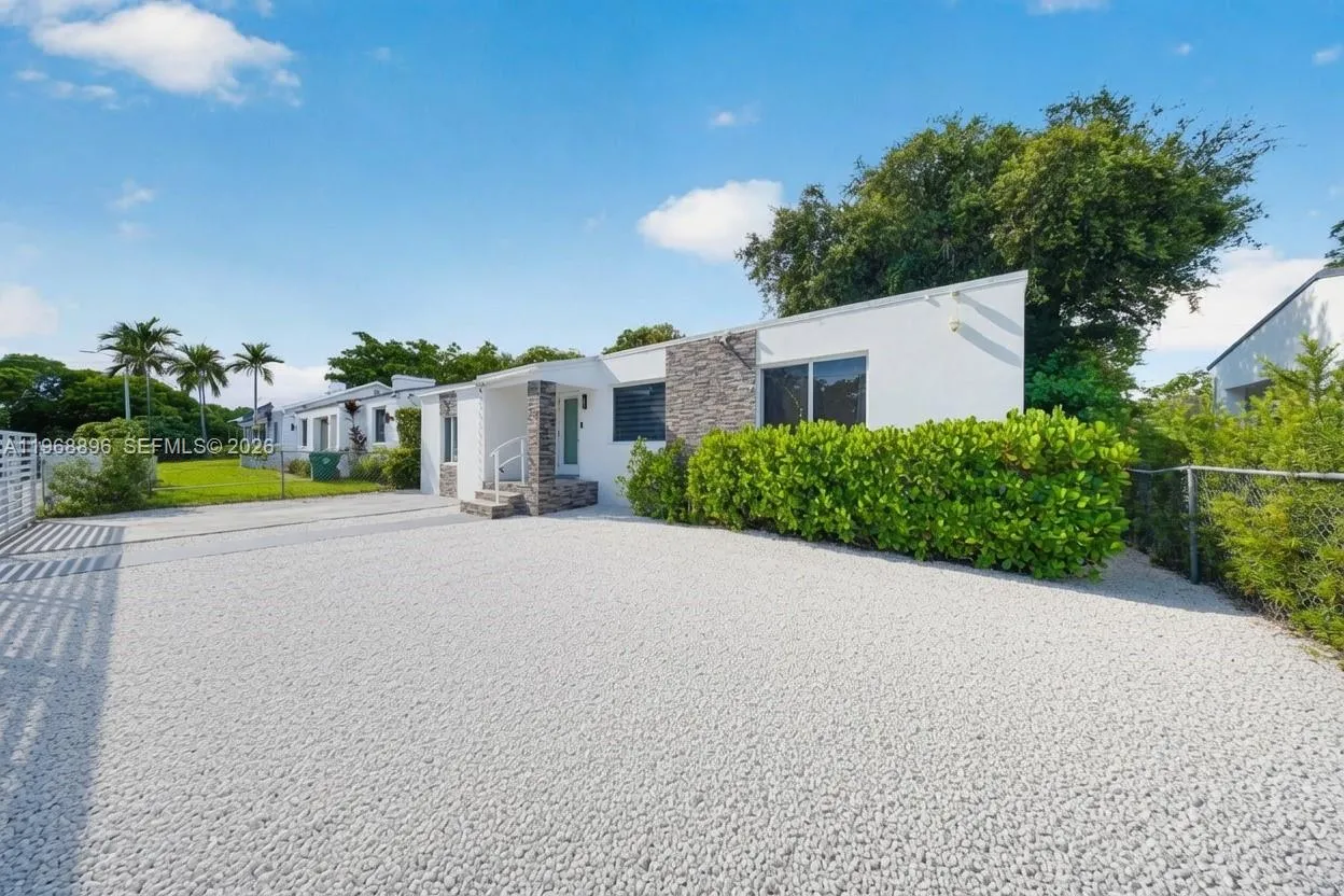 Foto de propiedad en 231 NW 44th Street, Miami, FL 33127 Miami con MLS# 
