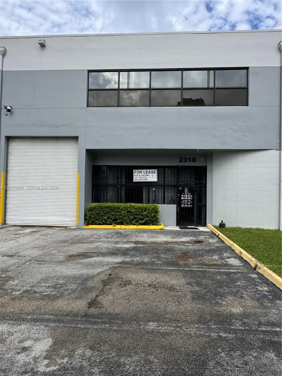 Foto de propiedad en 2310 NW 102nd Place, Doral, FL 33172 Doral con MLS# 