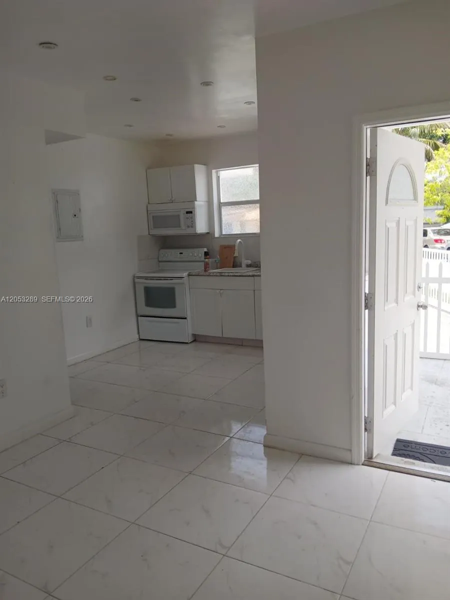 En Renta 2311 NE 135 Th Terrace -, North Miami Beach, FL 33181, North Miami Beach, FL 33181