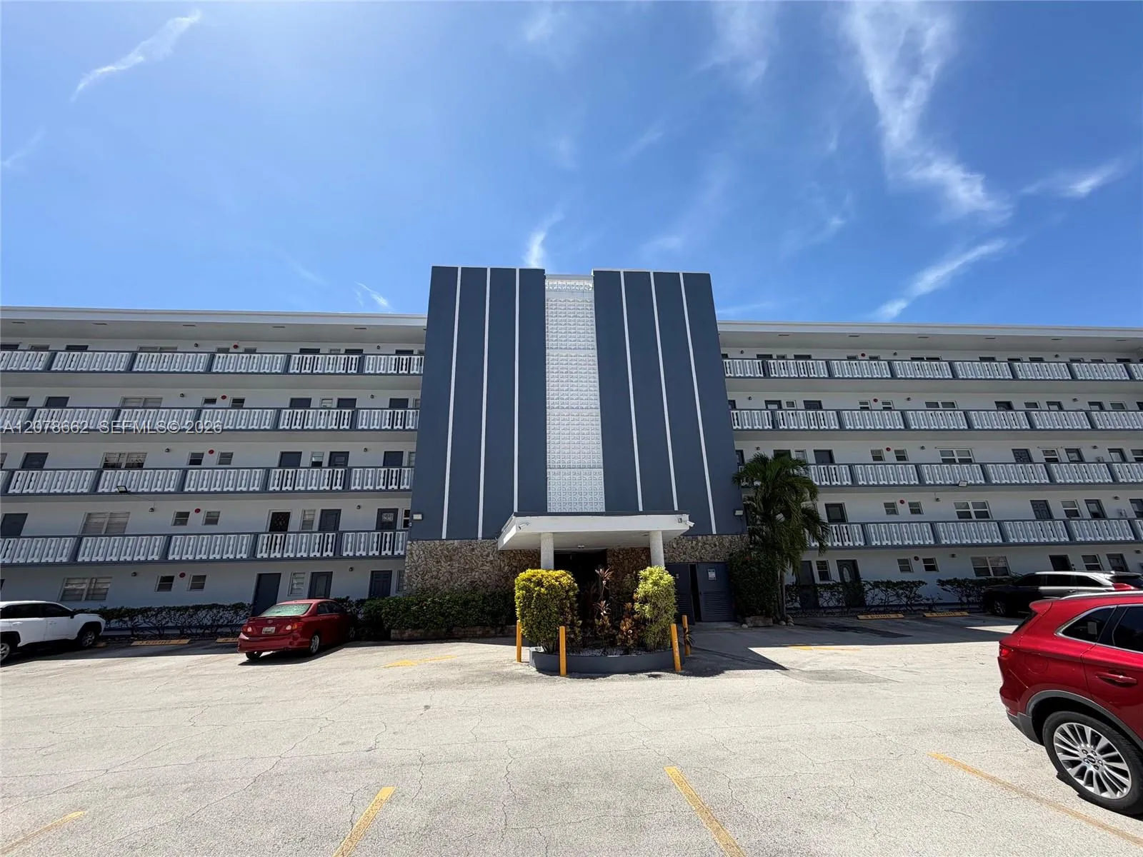 Foto de propiedad en 232 NE 12th Avenue 103, Hallandale Beach, FL 33009 Hallandale Beach con MLS# 