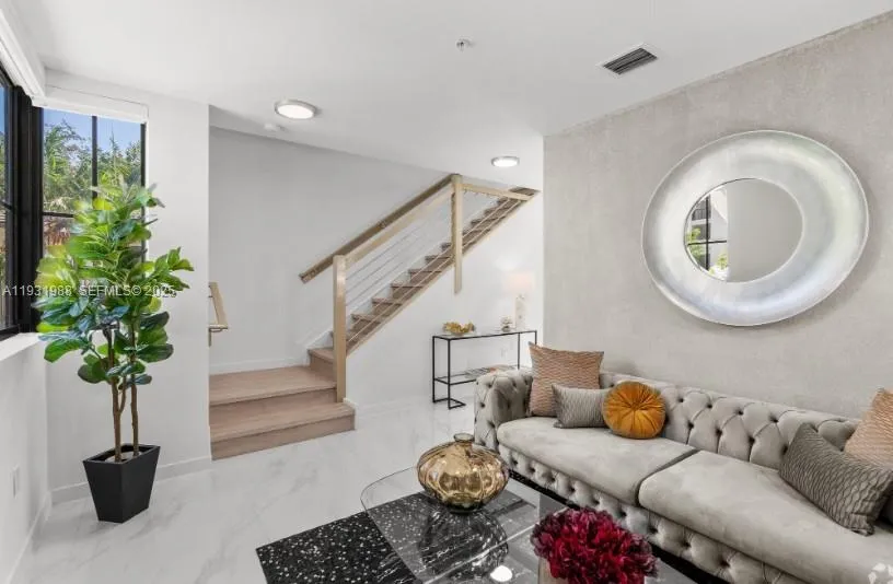 Foto de propiedad en 2320 E 4th Avenue 102, Hialeah, FL 33013 Hialeah con MLS# 