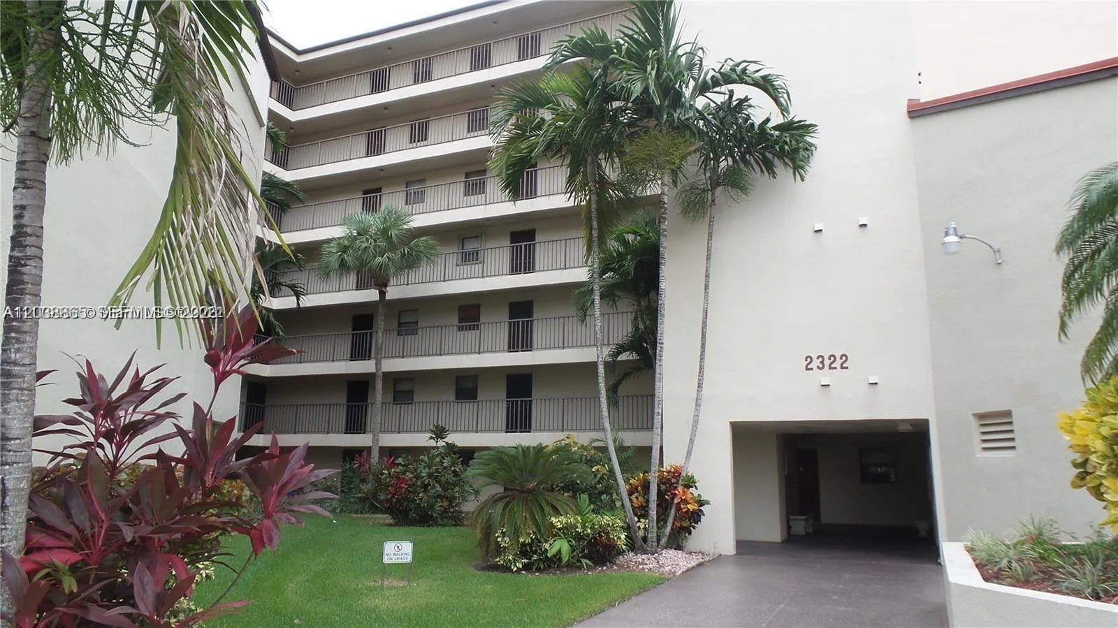 Foto de propiedad en 2320 S Cypress Bend Drive 206, Pompano Beach, FL 33069 Pompano Beach con MLS# 