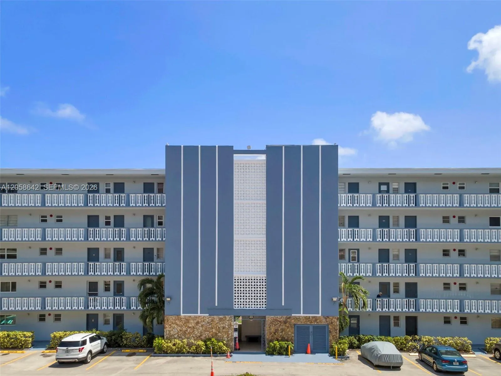 Foto de propiedad en 233 NE 14th Avenue 108, Hallandale Beach, FL 33009 Hallandale Beach con MLS# 