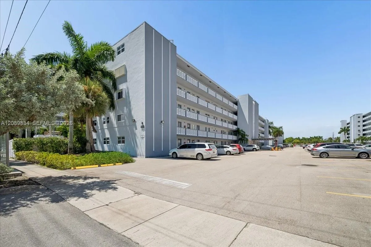 En Venta 233 NE 14th Avenue 2nd floor, Hallandale Beach, FL 33009, Hallandale Beach, FL 33009