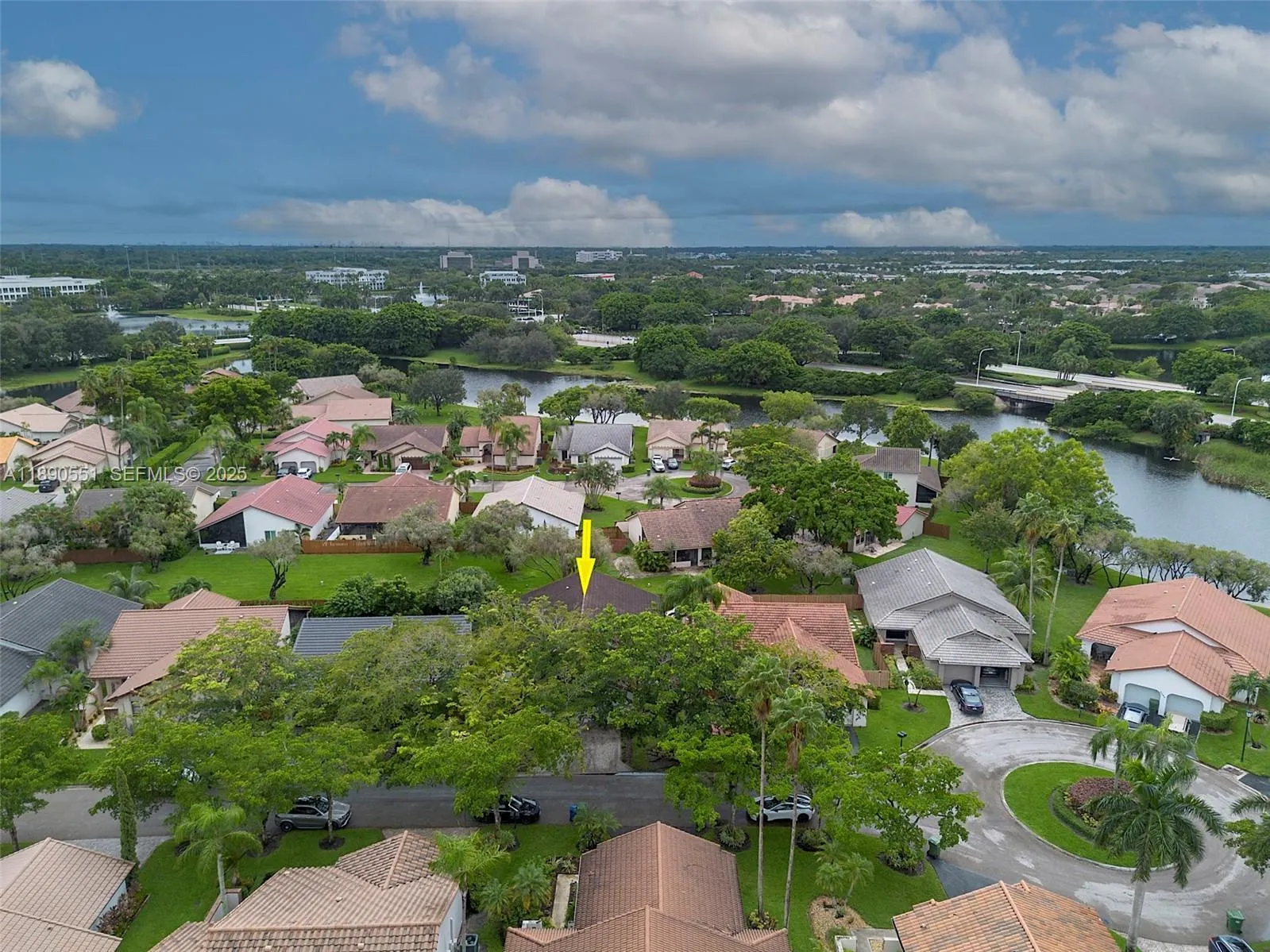 Foto de propiedad en 2330 Dover, Weston, FL 33326 Weston con MLS# 