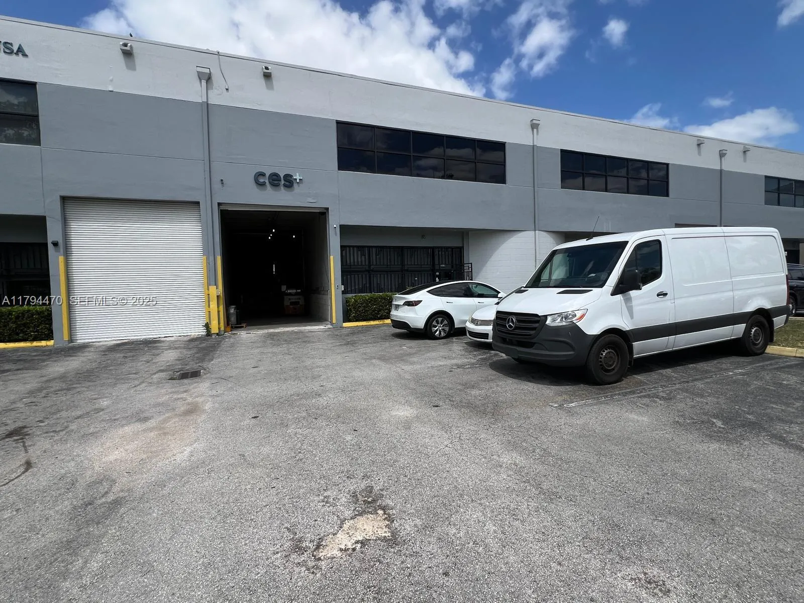 Foto de propiedad en 2330 NW 102nd Place, Doral, FL 33172 Doral con MLS# 